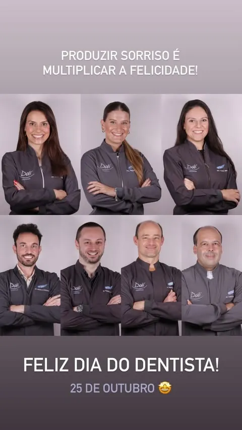 Os sete dentistas da Dalí Odontologia em jaleco cinza com o logo da clínica