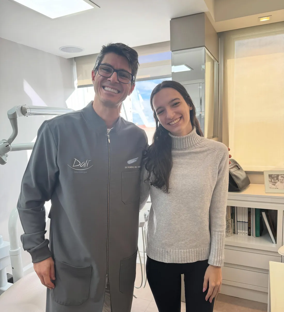 Dr. Rogério de Aguiar com paciente no consultório da Dalí Odontologia